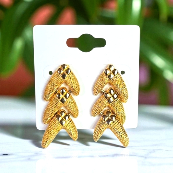 Elegant Gold tone  drop Earrings - Picture 1 of 16